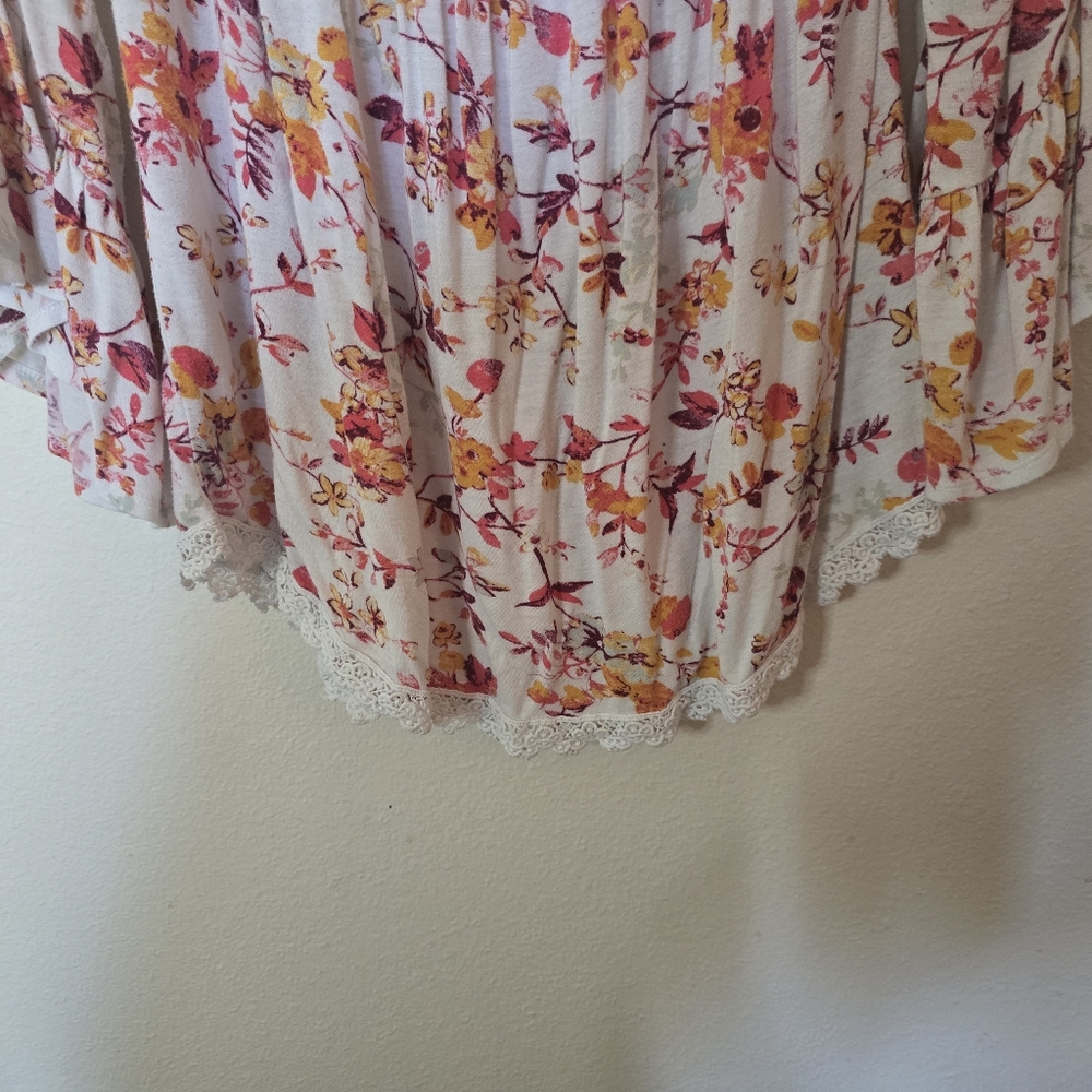 LUQ Floral Peasant Blouse Boho Bell Sleeve Lace Hem Top Medium - Picture 2 of 6
